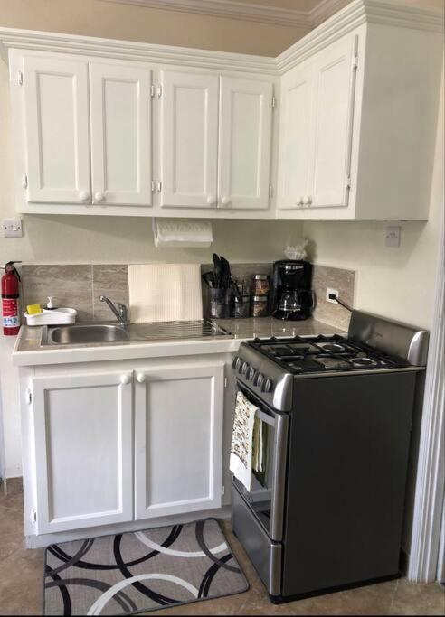Kelly'S Studio Apartment - Rental Near Airport, Amenities And Bus Route Saint Philip Exterior photo